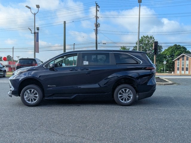 2026 Toyota Sienna LE - [NEW] BraunAbility XT - Power Fold-Out Ramp