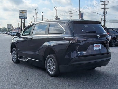 2026 Toyota Sienna LE - [NEW] BraunAbility XT - Power Fold-Out Ramp