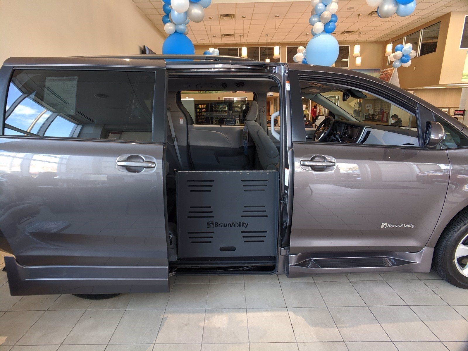 2020_Toyota_Sienna_LE